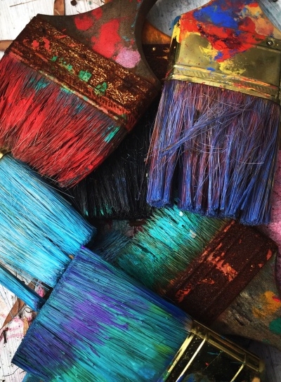 Foto von pastosen Farben und Pinseln