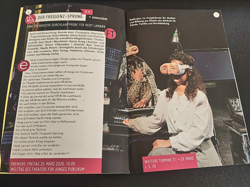 Foto des Programmhefts vom FUNDUS Theater: auf der rechter Seite viel Text (nicht lesbar, weil zu klein) und das Zeichen e für Einfache Sprache, auf der linker Seite ein Foto aus dem Stück